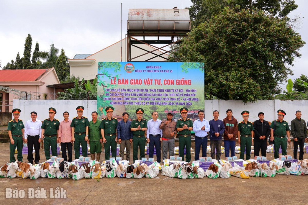 Đại diện các đơn vị, địa phương bàn giao dê giống cho các hộ dân.