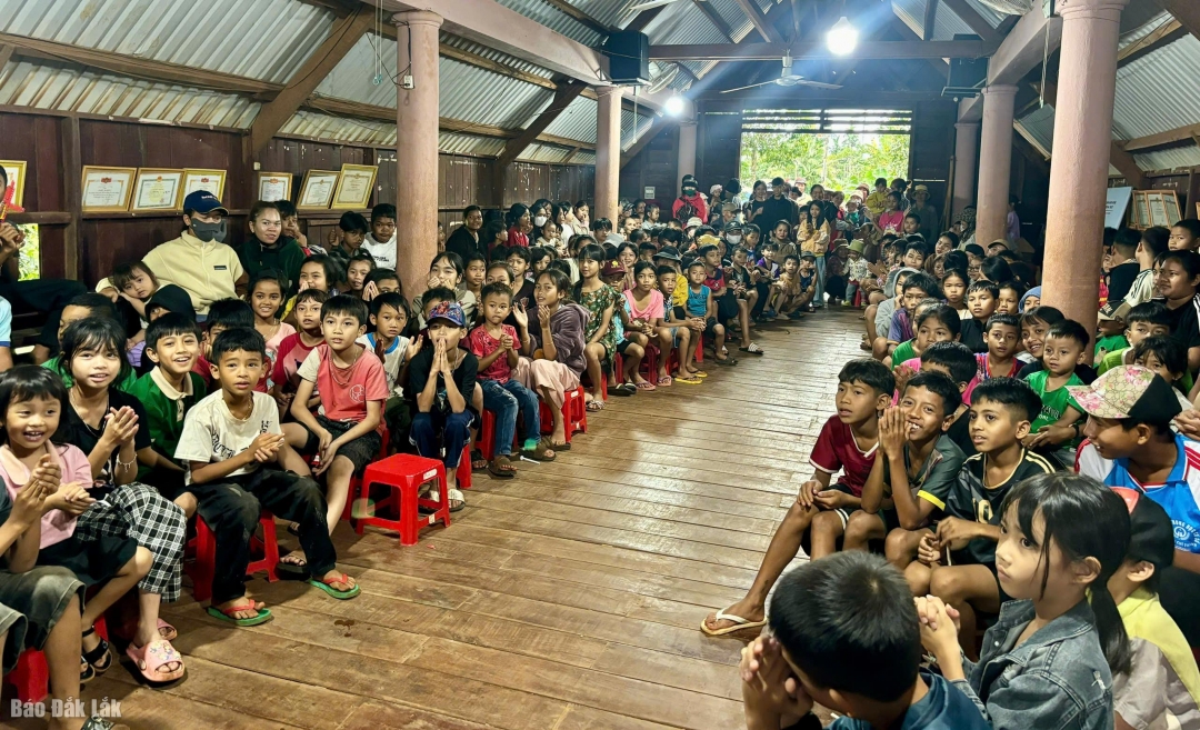 Đông đảo thiếu nhi buôn Cuô r K ăp 