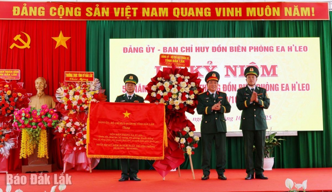 Đại tá Đinh Văn Hưng, Chính ủy Bộ Chỉ huy Quân sự tỉnh tặng bức trướng cho tập thể Đồn Biên phòng Ea Hleo.
