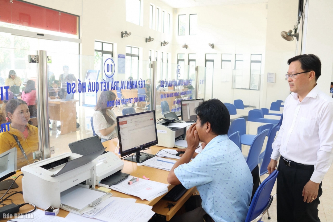 Phó Bí thư Đảng ủy, Chủ tịch UBND xã Dray Bhăng Lê Phước Toàn chỉ đạo trực tiếp công tác tiếp nhận hồ sơ thủ tục hành chính tại Trung tâm phục vụ hành chính cỗng xã. (ảnh chụp trước khi xảy ra vụ việc).
