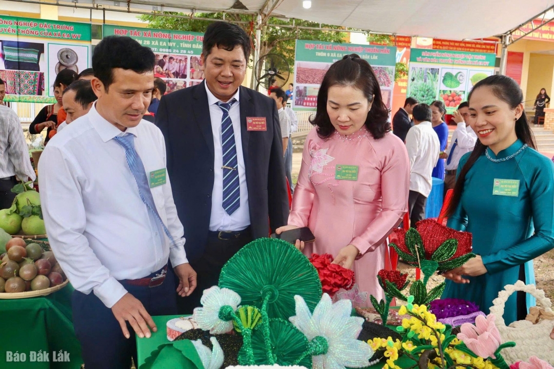 Đại biểu tham quan gian hàng trưng bày