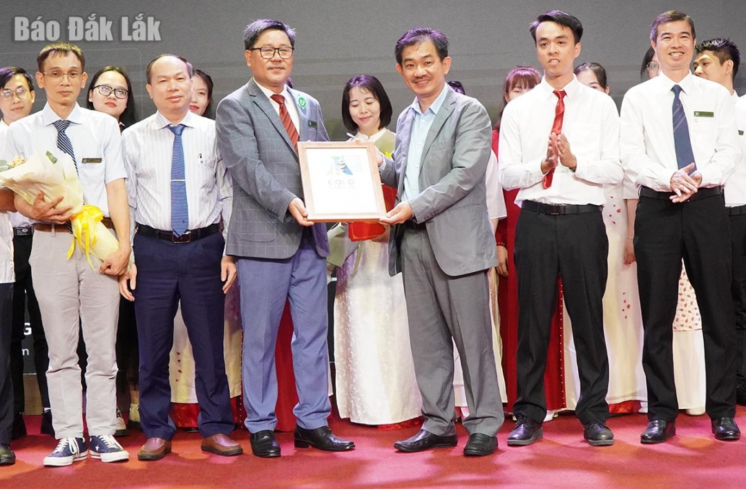 PGS.TS.BS Nguyễn Huy Thắng Phó chủ tịch Hội Đột quỵ Việt Nam (thứ 3 bên phải) trao chứng chỉ đạt tiêu chuẩn vàng trong điều trị đột quỵ cho Bệnh
viện Đa khoa Phú Yên.

