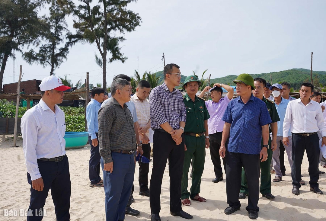 Đồng chí Phó Chủ tịch UBND tỉnh Nguyễn Thiên Văn kiểm tra công tác quản lý tàu thuyền tại phường Sông Cầu.