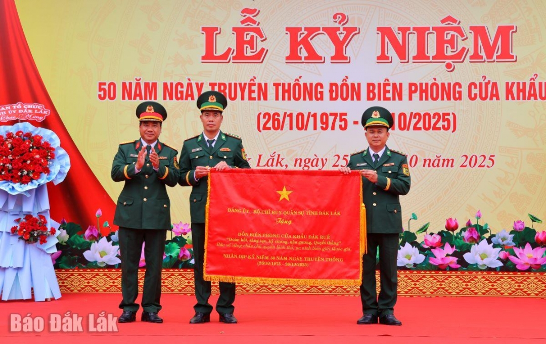 Đại tá Ksơr Lành trao bức trướng tặng cán bộ, chiến sĩ Đồn Biên phòng Cửa khẩu Đắk Ruê.