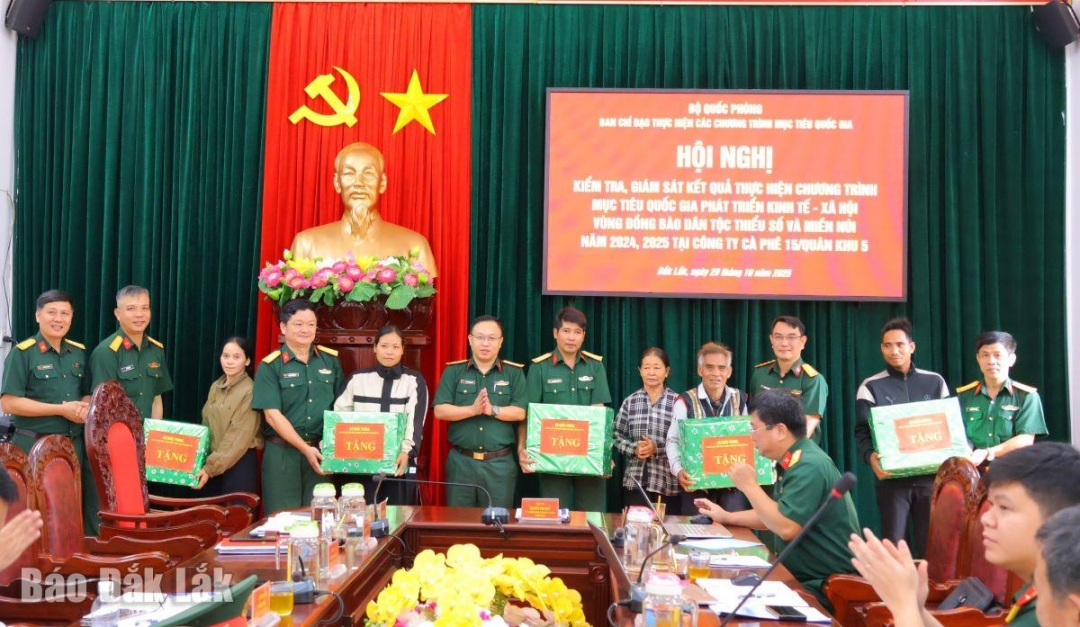 Đại diện các đơn vị trao quà tặng các gia đình có hoàn cảnh khó khăn.