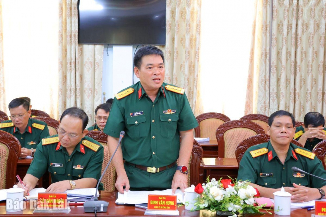 Đại tá Đinh Văn Hưng, Tỉnh ủy viên, Chính ủy Bộ Chỉ huy Quân sự tỉnh chia sẻ ý kiến tại buổi làm việc.