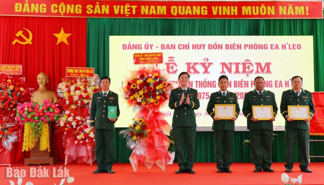 Đại tá Nguyễn Văn Lĩnh trao quà và giấy khen tặng tập thế, cá nhân thuộc Đồn Biên phòng Ea Hleo.