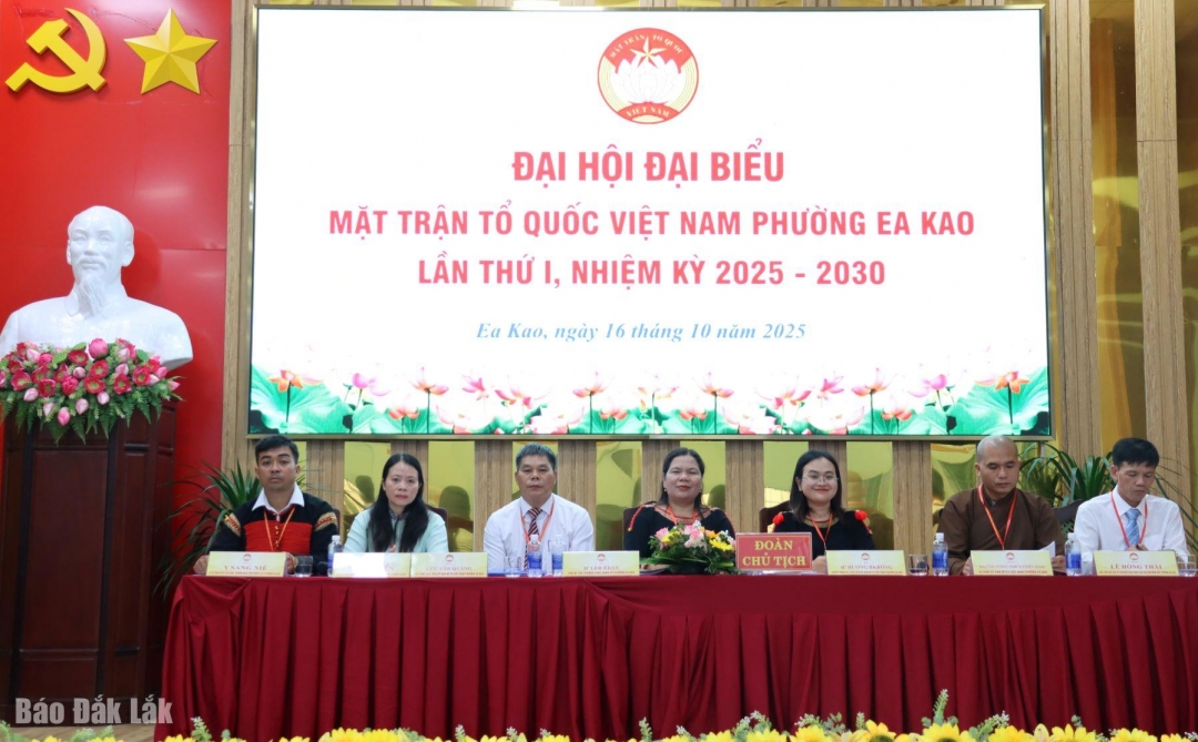 Đoàn chủ tịch điều hành đại hội.