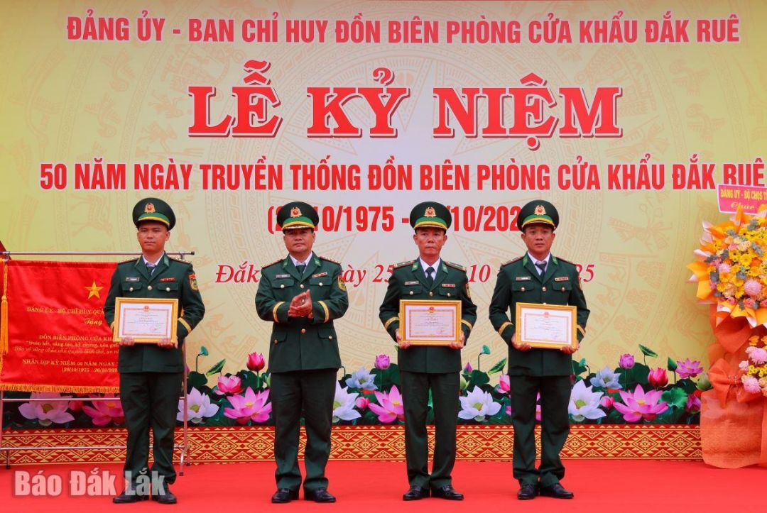 Đại tá Rơ Lan Ngân tặng giấy khen cho các tập thể, cá nhân.
