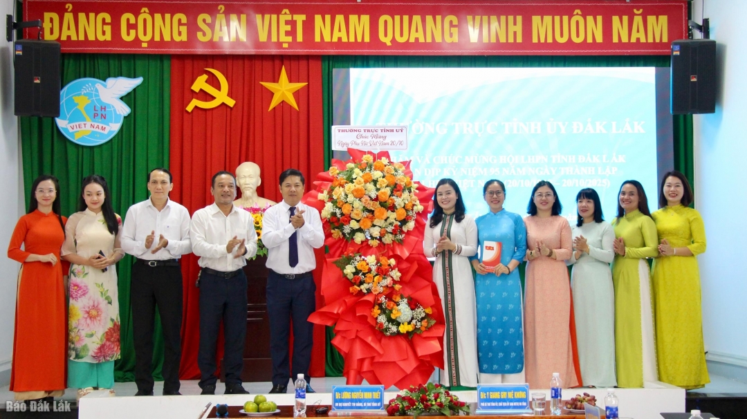 Ủy viên dự khuyết Ban Chấp hành Trung ương Đảng, Bí thư Tỉnh ủy Lương Nguyễn Minh Triết và Phó Bí thư Tỉnh ủy, Chủ tịch Ủy ban MTTQ Việt Nam tỉnh Y Giang Gry Niê Knơng tặng hoa chúc mừng Hội LHPN tỉnh nhân Ngày Phụ nữ Việt Nam 20/10. 