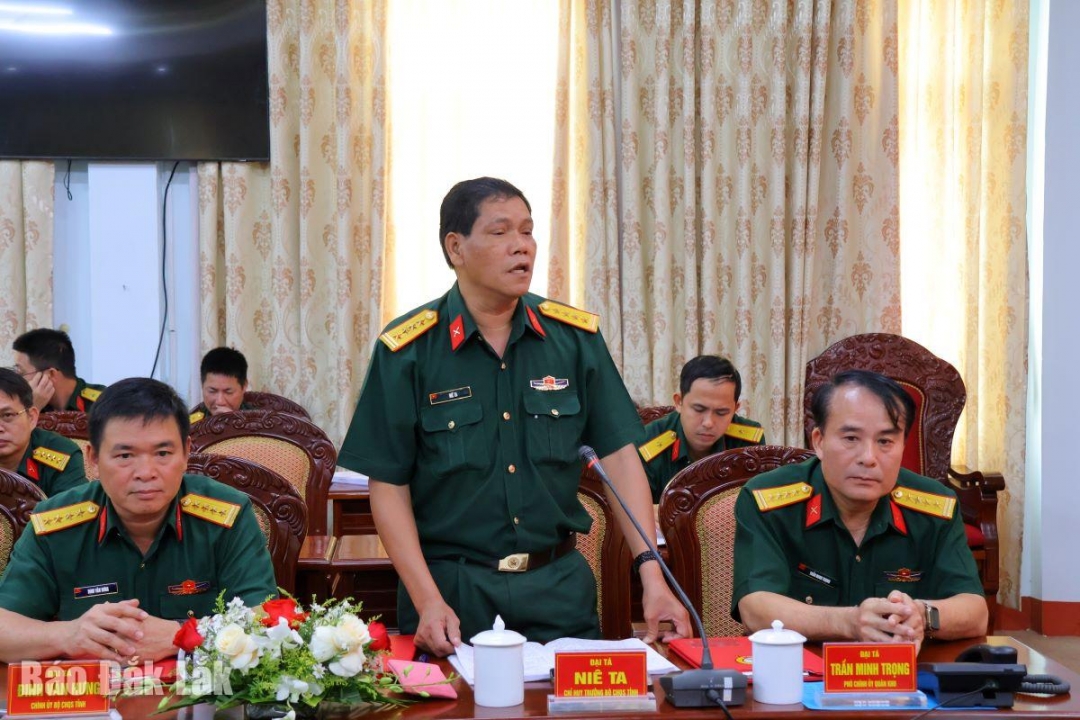 Đại tá Niê Ta, Ủy viên Ban Thường vụ Tỉnh ủy, Chỉ huy trưởng Bộ Chỉ huy Quân sự tỉnh phát biểu tại buổi làm việc.