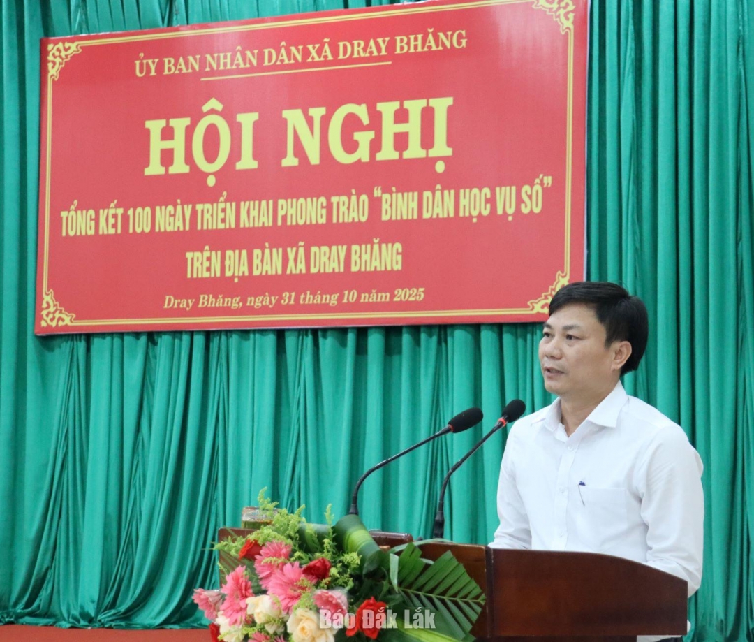 Trưởng phòng Văn hóa - Xã hội xã Dray Bhăng Lê Hữu Hùng báo cáo kết quả triển khai phong trào Bình dân học vụ số tại địa bàn.