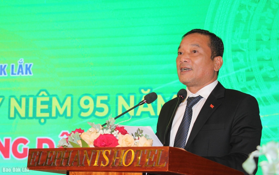 Phó Bí thư Tỉnh ủy, Chủ tịch Uỷ ban MTTQ Việt Nam tỉnh Y Giang Gry Niê Knơng phát biểu tại chương trình.