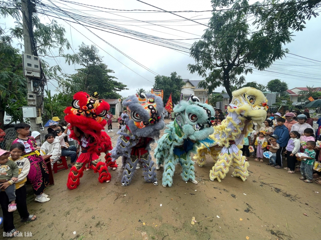 Trung cấp Lý luận chính trị A55C cũng đã mang chương trình “Trung thu yêu thương – Thắp sáng nụ cười trẻ thơ vùng đồng bào dân tộc thiểu số” đến buôn Krông