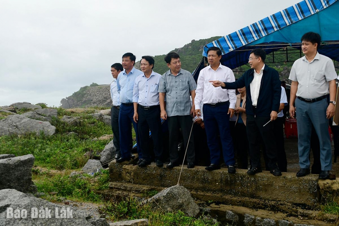 Đồng chí Lương Nguyễn Minh Triết, Ủy viên dự khuyết Trung ương Đảng, Bí thư Tỉnh ủy cùng các đại biểu kiểm tra thực tế tại khu vực Bãi Tiên.
