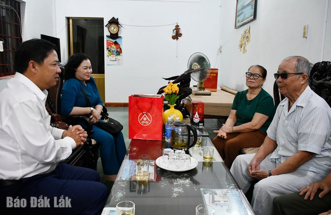 Bí thư Tỉnh ủy Lương Nguyễn Minh Triết thăm gia đình thương binh Lin.