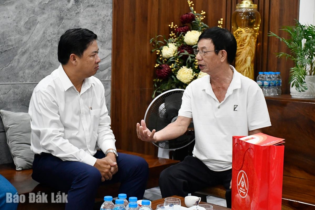 Bí thư Tỉnh ủy Lương Nguyễn Minh Triết (phải) nghe ông Đinh Thanh Hải kể về quá trình hoạt động cách mạng của mình.