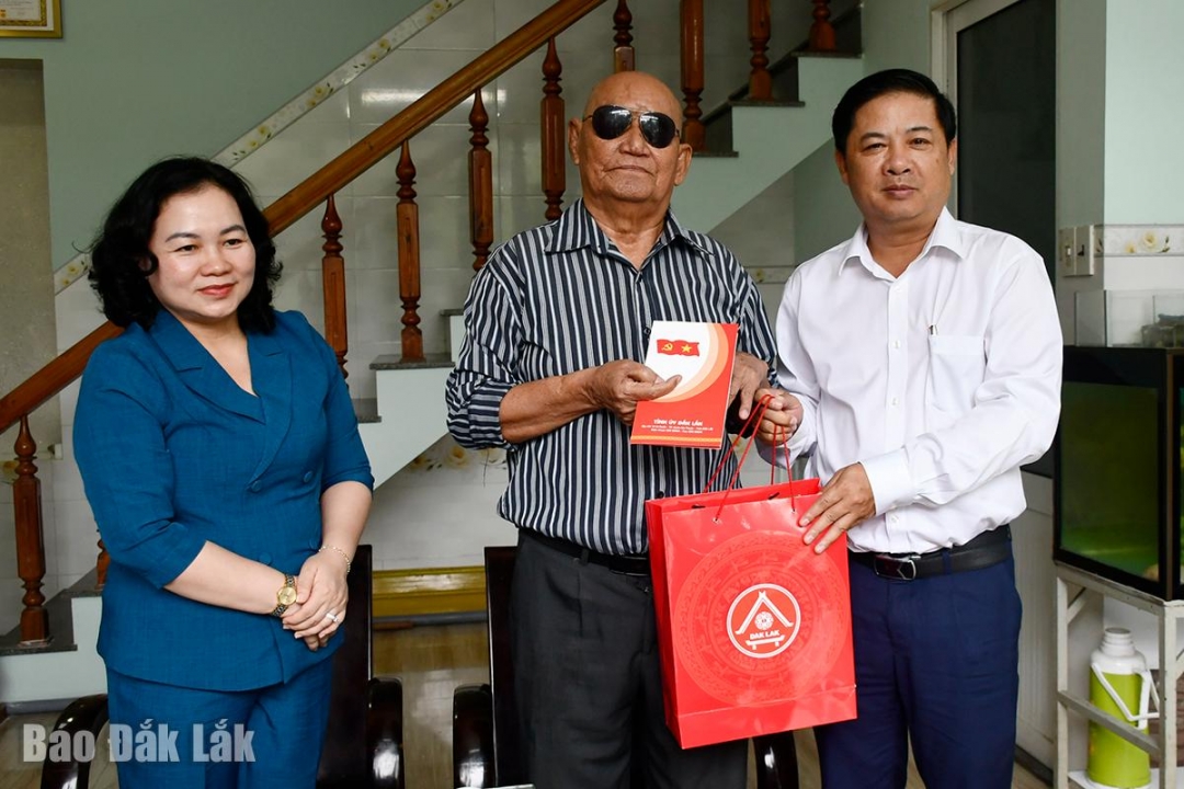 Bí thư Tỉnh ủy Lương Nguyễn Minh Triết tặng quà cho thương binh Hải.