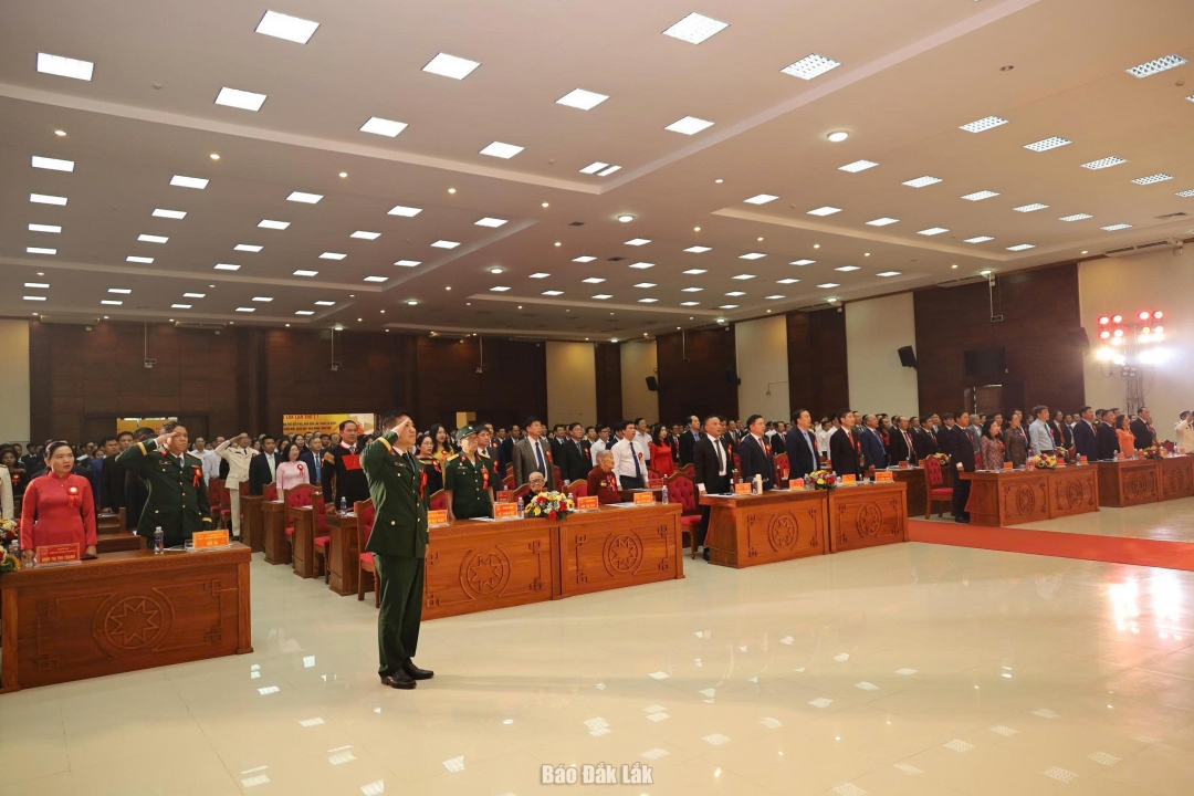 Các đại biểu thực hiện nghi thức chào cờ trước khai mạc đại hội. Ảnh: Ngọc Thắng