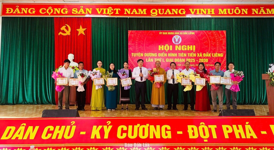 Lãnh đạo xã Đắk Liêng trao giấy khen cho các tập thể có thành tích xuất sắc trong Phòng trào thi đua yêu nước giai đoạn 2020 - 2025.