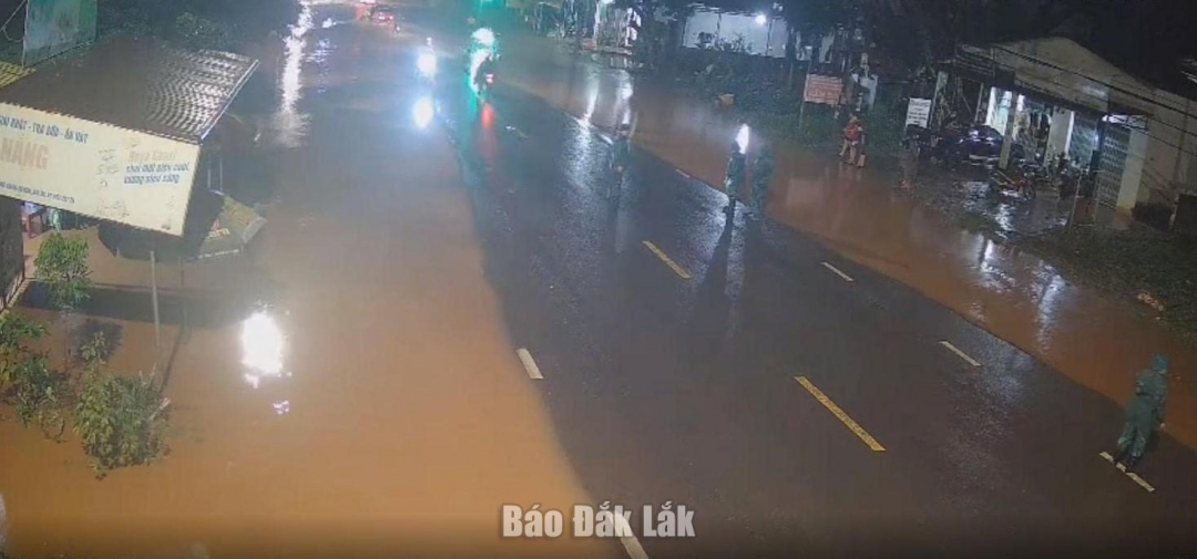 Thời điểm xảy ra vụ tai nạn, Quốc lộ 27 ngập sâu do mưa lớn.