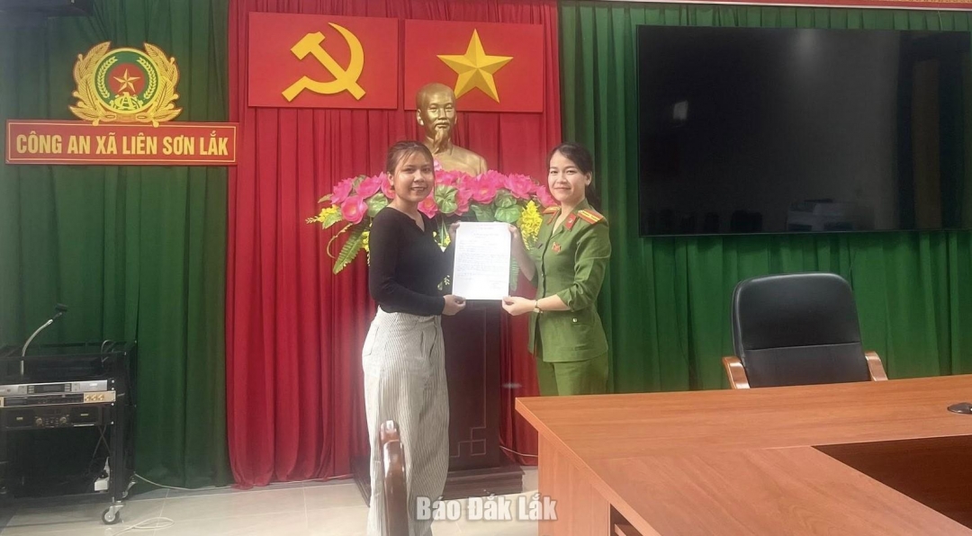 Công dân H Thuẫn RÔng viết đơn tình nguyện tham gia nghĩa vụ Công an Nhân dân.