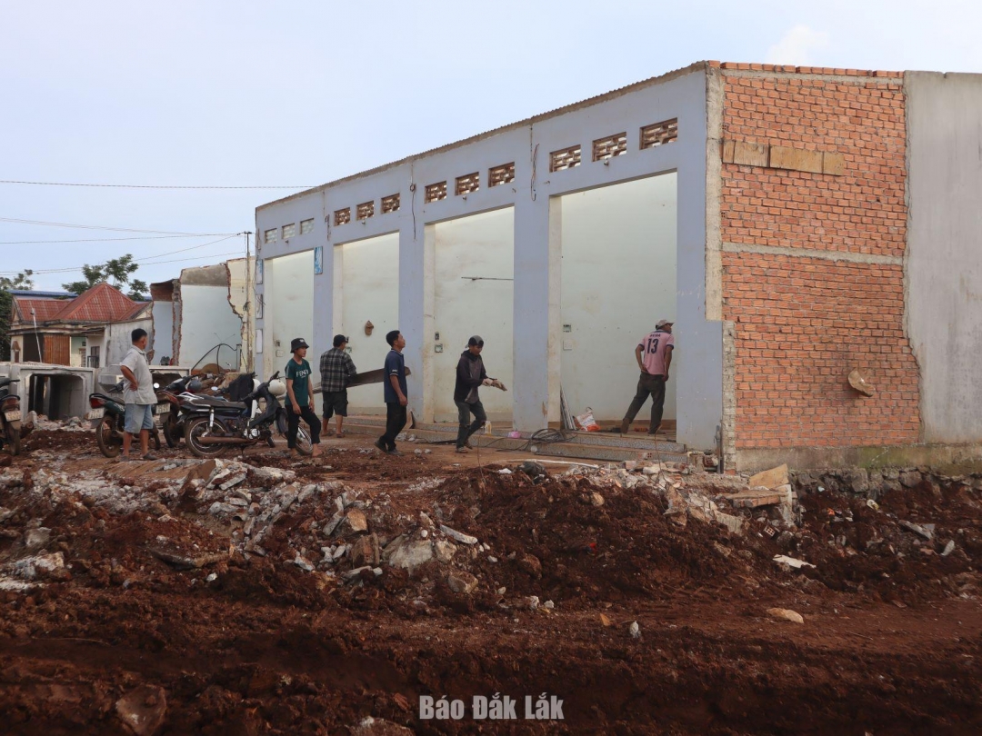 Chiều ngày 9/10, hộ dân cuối cùng tại nút giao tuyến tránh phía Đông với Quốc lộ 14 tháo dỡ vật kiến trúc trên đất.