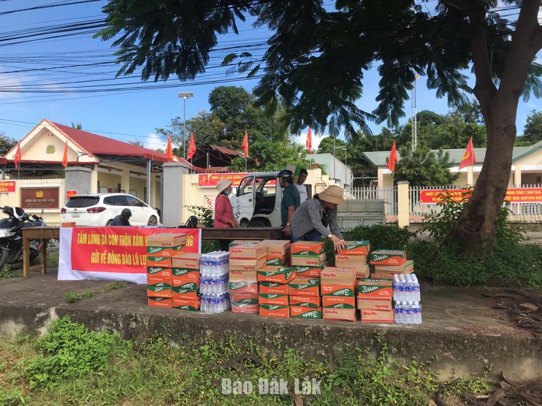 Điểm tập kết hàng ủng hộ đồng bào bị bão lũ của xã Đắk Liêng.