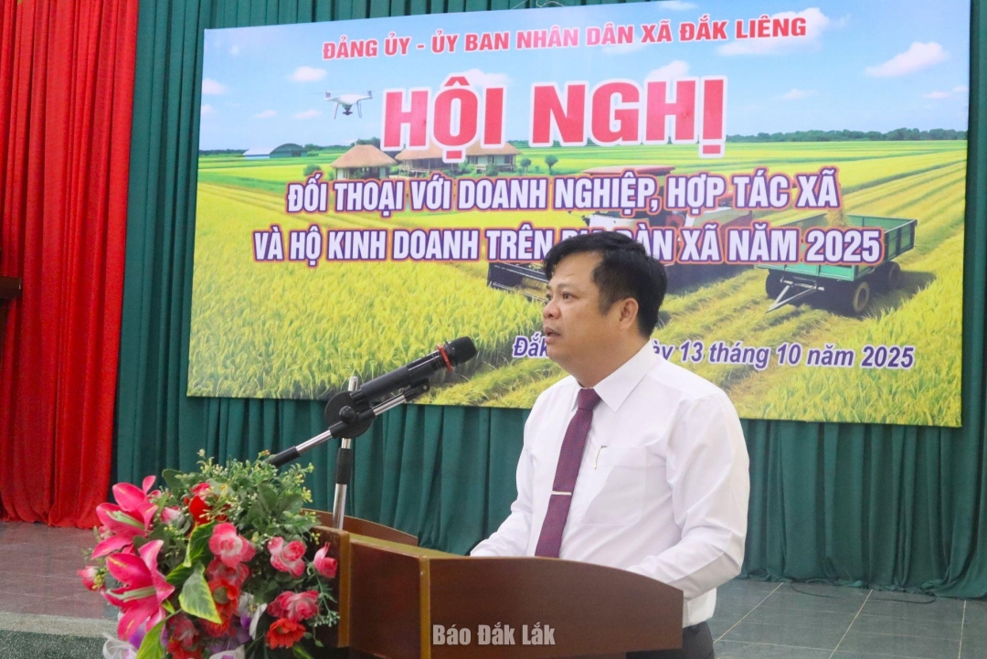 Chủ tịch UBND xã Tô Tuấn Anh phát biểu khai mạc hội nghị.