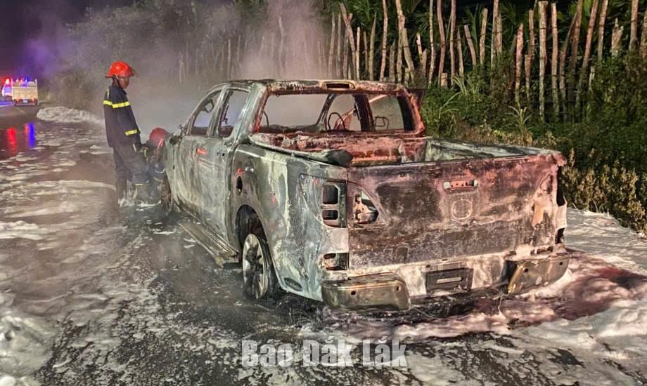 Chiếc xe đã bị thiêu rụi hoàn toàn.