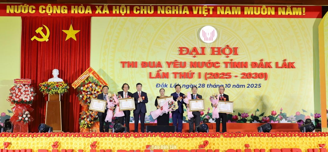 Thừa ủy quyền của Chủ tịch nước, đồng chí Lương Nguyễn Minh Triết, Ủy viên dự khuyết Ban Chấp hành Trung ương Đảng, Bí thư Tỉnh ủy và đồng chí Tạ Anh Tuấn, Phó Bí thư Tỉnh ủy, Chủ tịch UBND tỉnh trao tặng Huân chương Lao động hạng Nhì cho các cá nhân. Ảnh: Ngọc Thắng