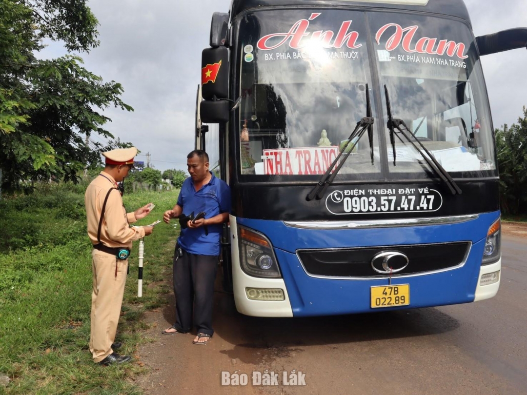 Lực lượng Cảnh sát giao thông tuần tra kiểm soát trên tuyến Quốc lộ 26.