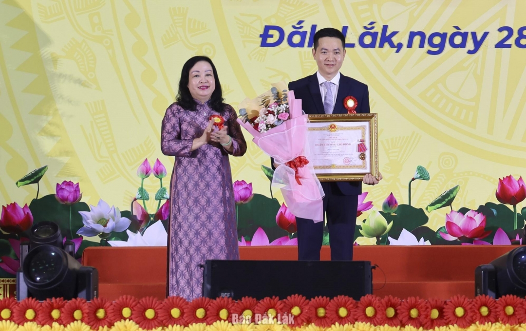 Thừa ủy quyền của Chủ tịch nước, đồng chí Cao Thị Hòa An – Phó Bí thư Thường trực Tỉnh ủy, Chủ tịch HĐND tỉnh trao tặng Huân chương Lao động hạng Ba cho tập thể Phòng Tổng hợp UBND tỉnh.