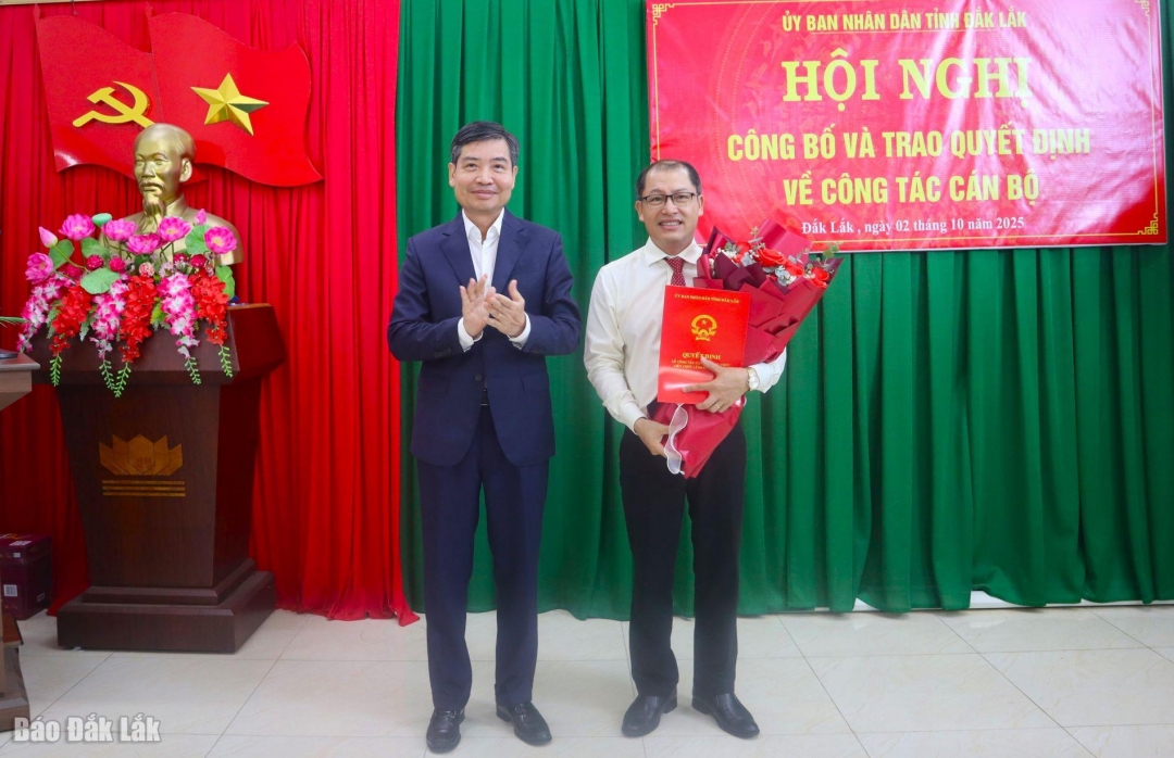 Chủ tịch UBND tỉnh Tạ Anh Tuấn trao quyết định và tặng hoa chúc mừng tân Giám đốc Ban Ban quản lý dự án đầu tư xây dựng công trình giao thông và nông nghiệp phát triển nông thôn tỉnh.