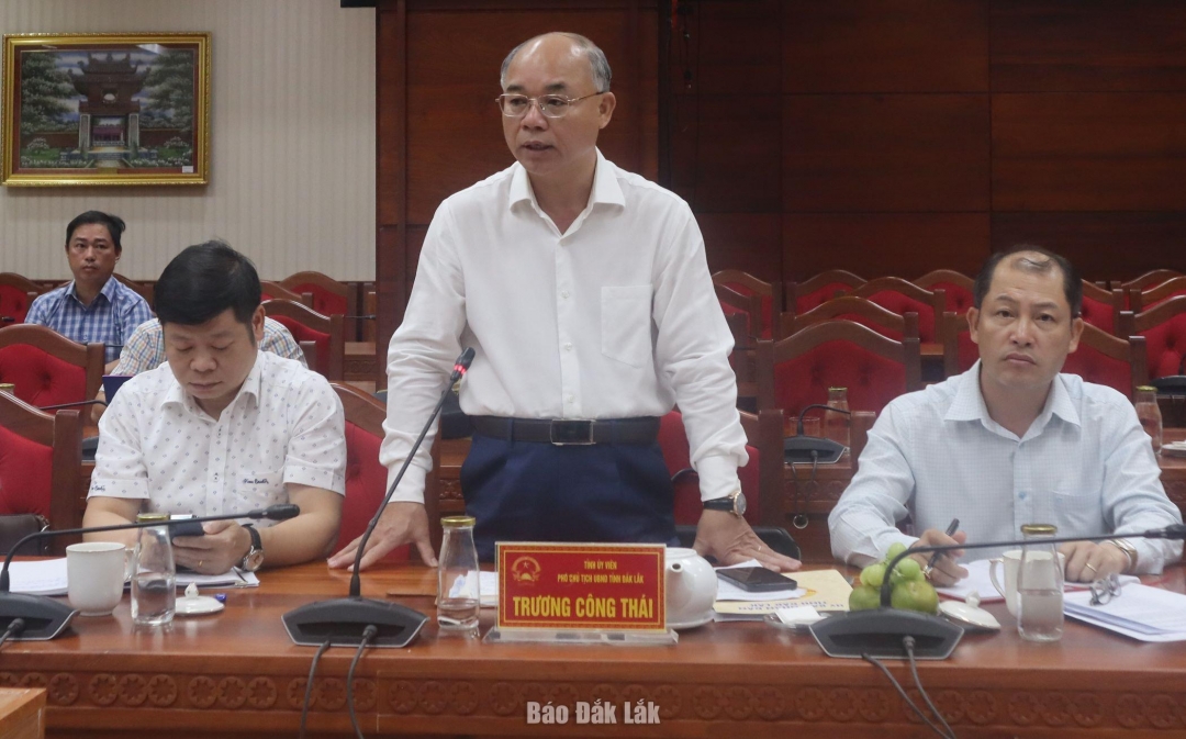 Phó Chủ tịch UBND tỉnh Trương Công Thái báo cáo về thực trạng hạ tầng giao thông tại buổi làm việc.
