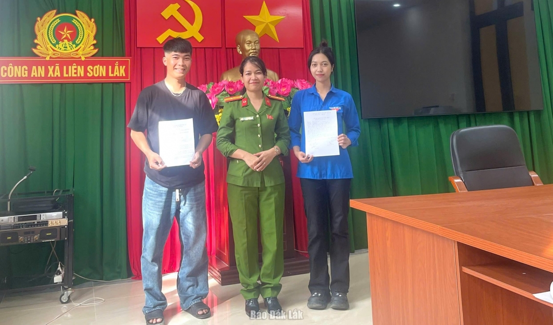 Công dân Rcom H NaRi Mlô (áo xanh, bìa phải) viết đơn tình nguyện nhập ngũ.