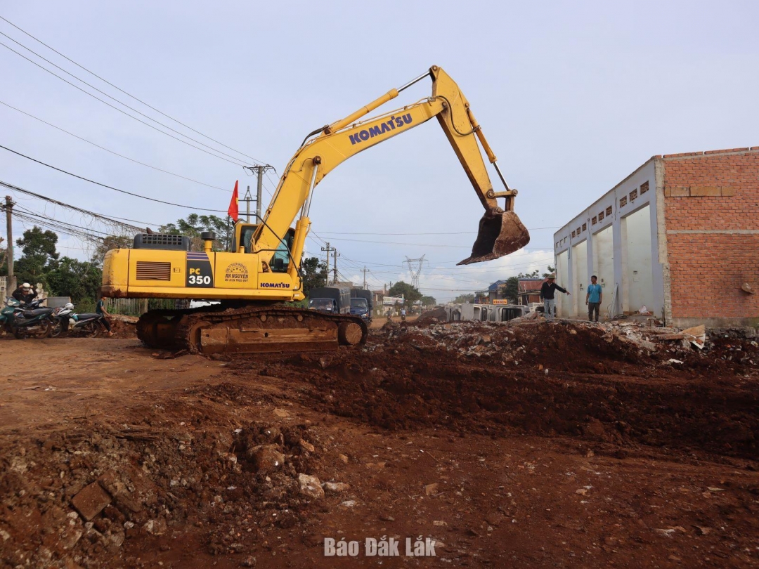 Có mặt bằng, nhà thầu đã tập trung máy móc, thiết bị gấp rút thi công công trình.
