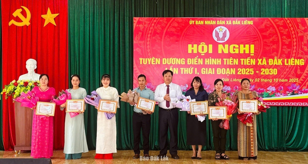 Lãnh đạo xã Đắk Liêng trao giấy khen cho các cá nhân có thành tích xuất sắc trong các phong trào thi đua giai đoạn 2020 - 2025.