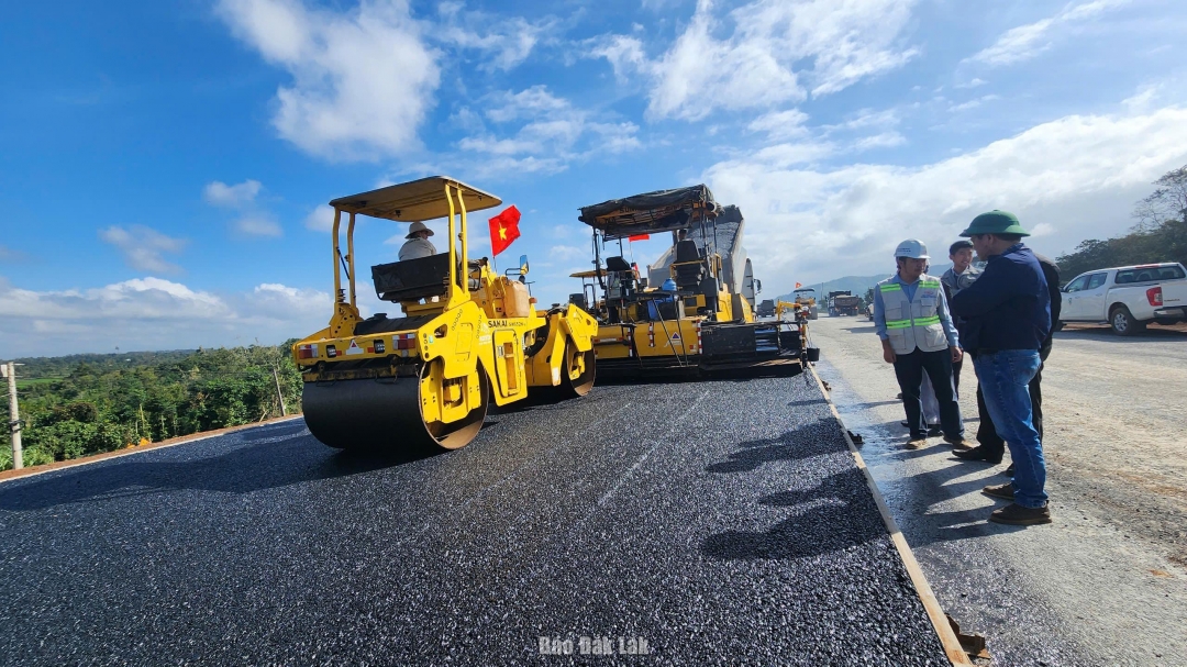 Thi công Dự án thành phần 3 thuộc Dự án xây dựng đường bộ cao tốc Khánh Hòa - Buôn Ma Thuột giai đoạn 1.