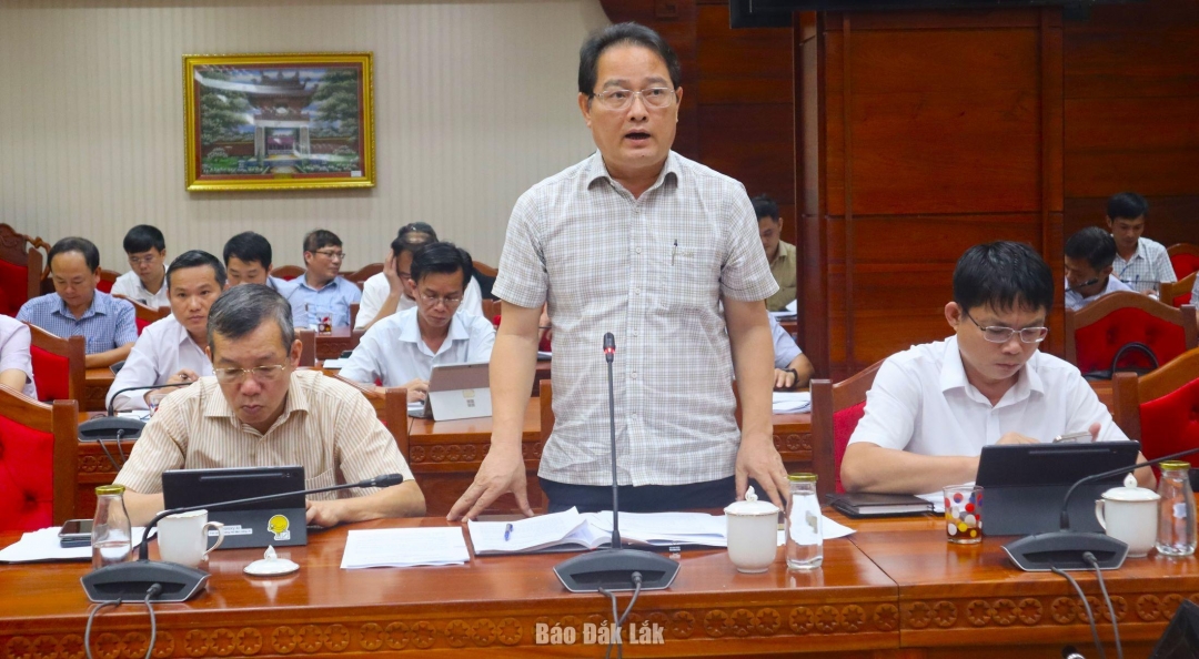Đại diện lãnh đạo Ban B báo cáo tình hình triển khai các dự án do Ban B làm chủ đầu tư.