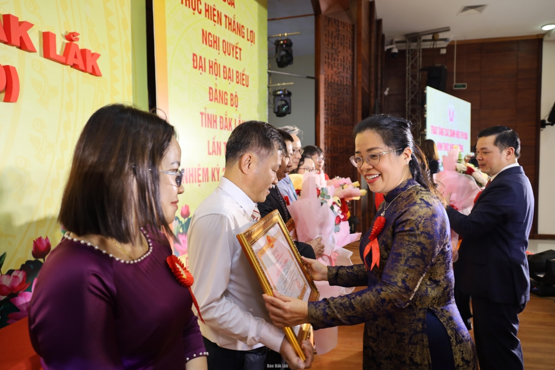 Thừa ủy quyền của Chủ tịch nước, đồng chí Huỳnh Thị Chiến Hòa, Phó Bí thư Tỉnh ủy và đồng chí Đỗ Hữu Huy – Phó Bí thư Tỉnh ủy trao tặng Huân chương Lao động hạng Ba cho 17 cá nhân. Ảnh: Ngọc Thắng