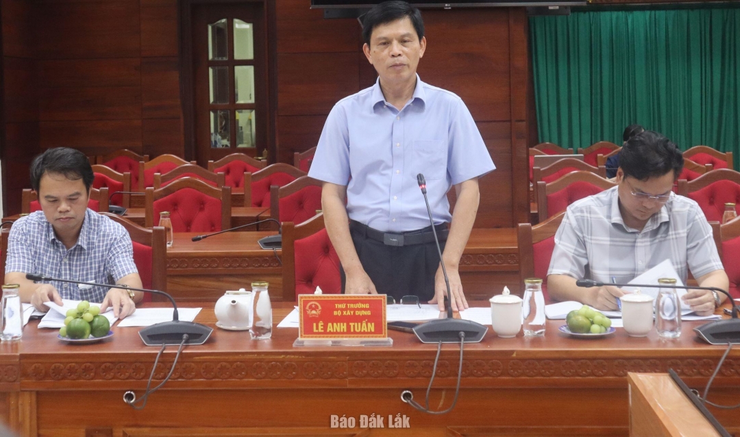 Thứ trưởng Bộ Xây dựng Lê Anh Tuấn phát biểu kết luận buổi làm việc.