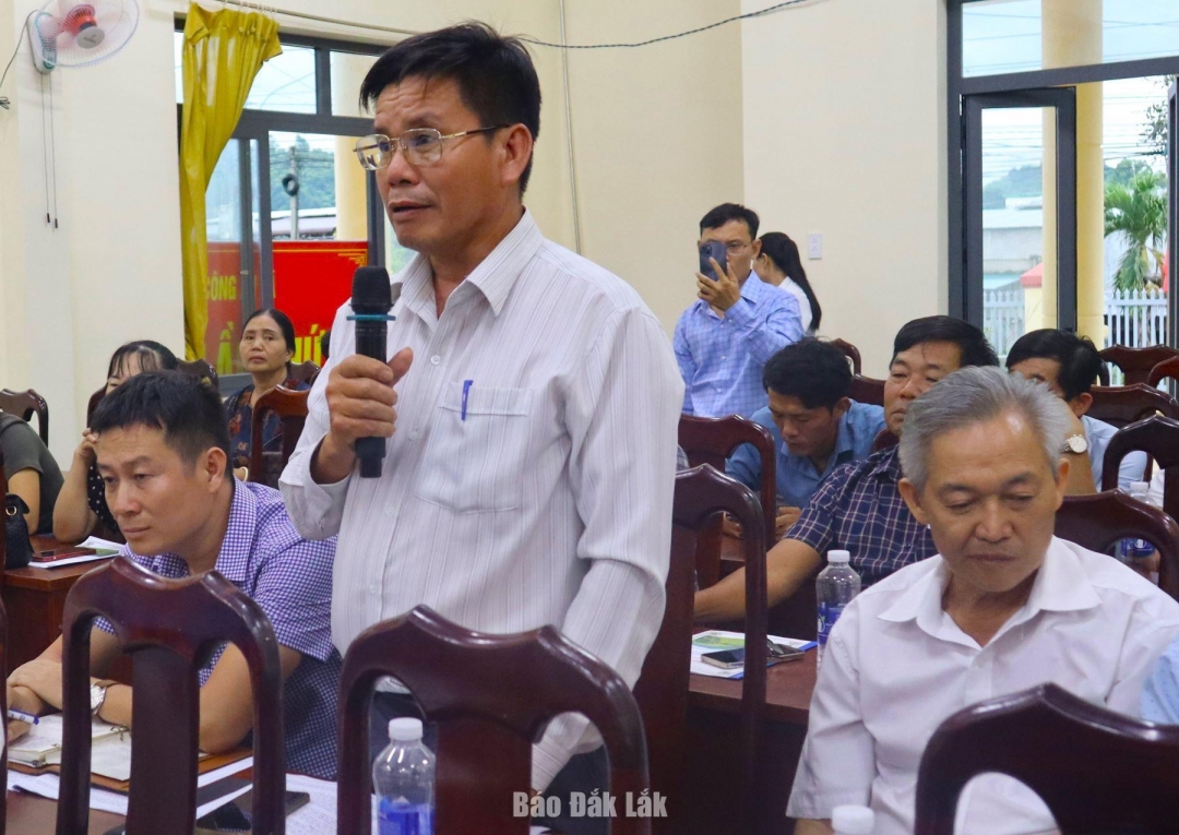 Đại diện HTX nêu ý kiến tại hội nghị.