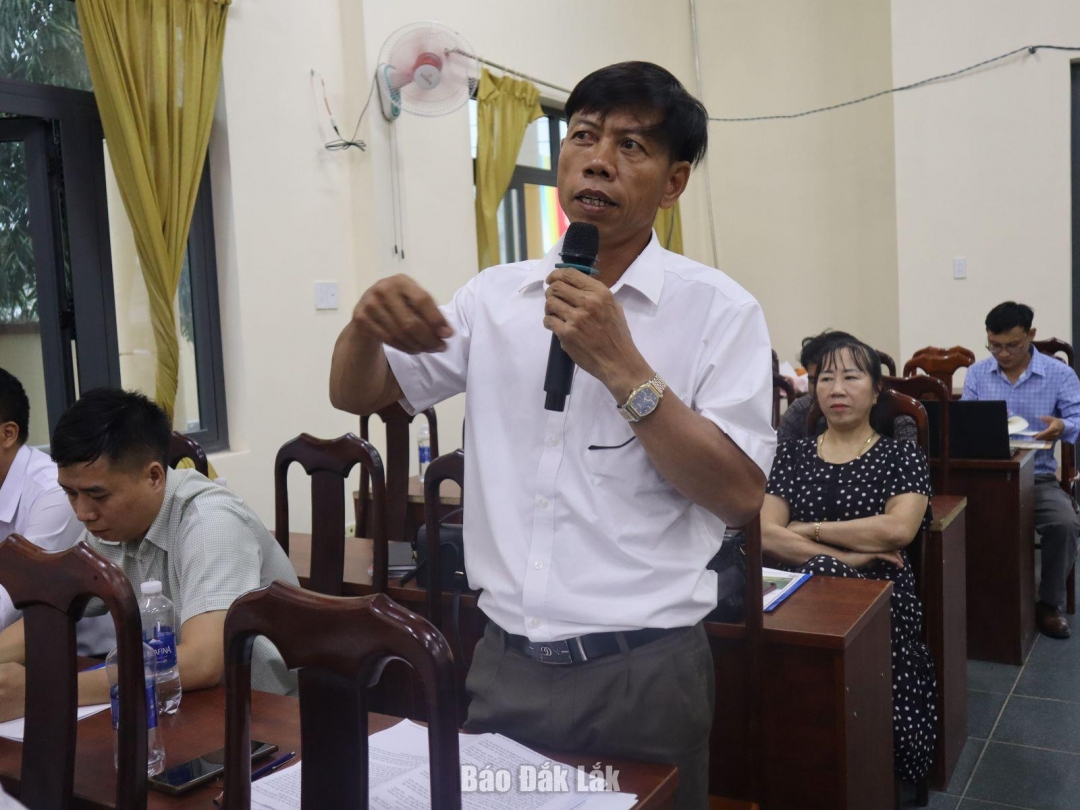 Đại diện HTX Xản xuất và Dịch vụ nông ngư nghiệp Thái Hải nêu ý kiến tại hội nghị.
