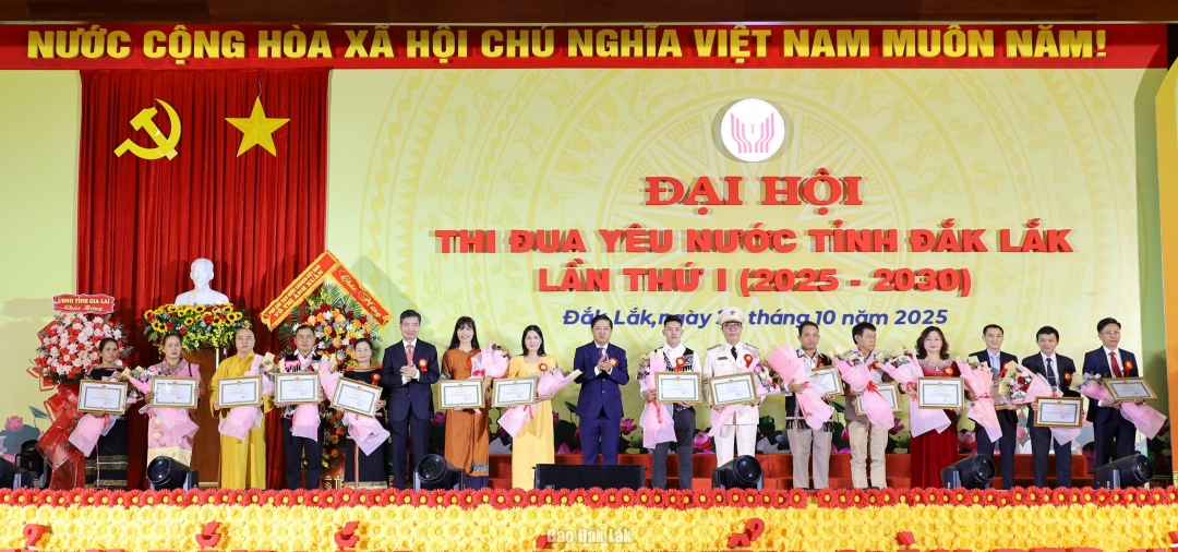 Đồng chí Lương Nguyễn Minh Triết, Ủy viên dự khuyết Ban Chấp hành Trung ương Đảng, Bí thư Tỉnh ủy và đồng chí Tạ Anh Tuấn, Phó Bí thư Tỉnh ủy, Chủ tịch UBND tỉnh đã trao tặng Bằng khen cho các cá nhân;