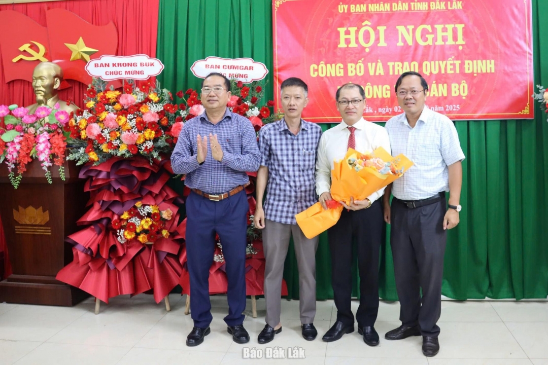 Ban giám đốc Ban A tặng hoa chúc mừng đồng chí Trần Tiến Đông.