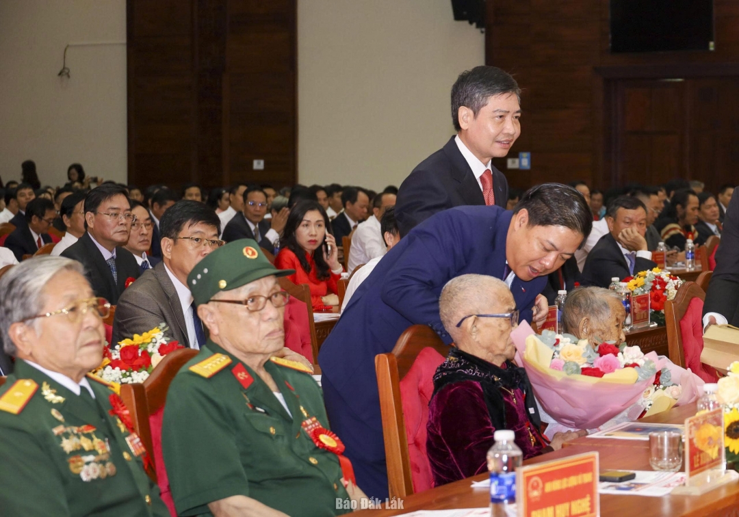 Lãnh đạo tỉnh tặng hoa và quà cho các Mẹ Việt Nam Anh hùng, Anh hùng Lao động, Anh hùng Lực lượng vũ trang Nhân dân.