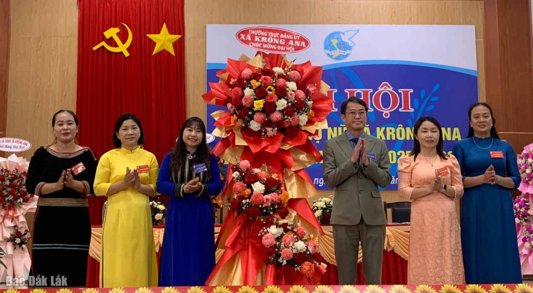 Bí thư Đảng ủy xã Nguyễn Minh Chí tặng hoa chúc mừng đại hội