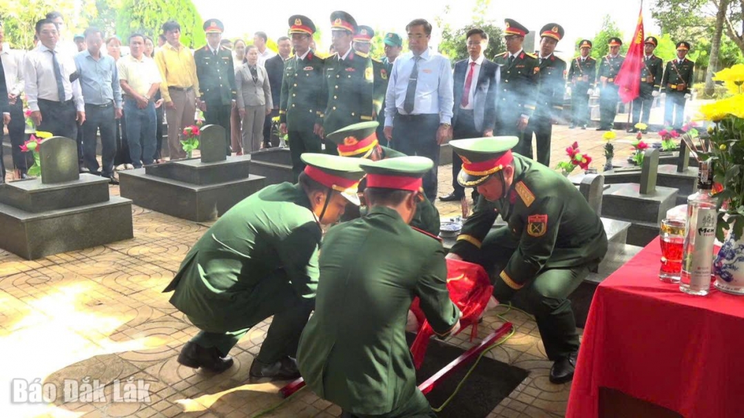 Hài cốt liệt sĩ được an táng tại Nghĩa trang Liệt sĩ phường Buôn Hồ