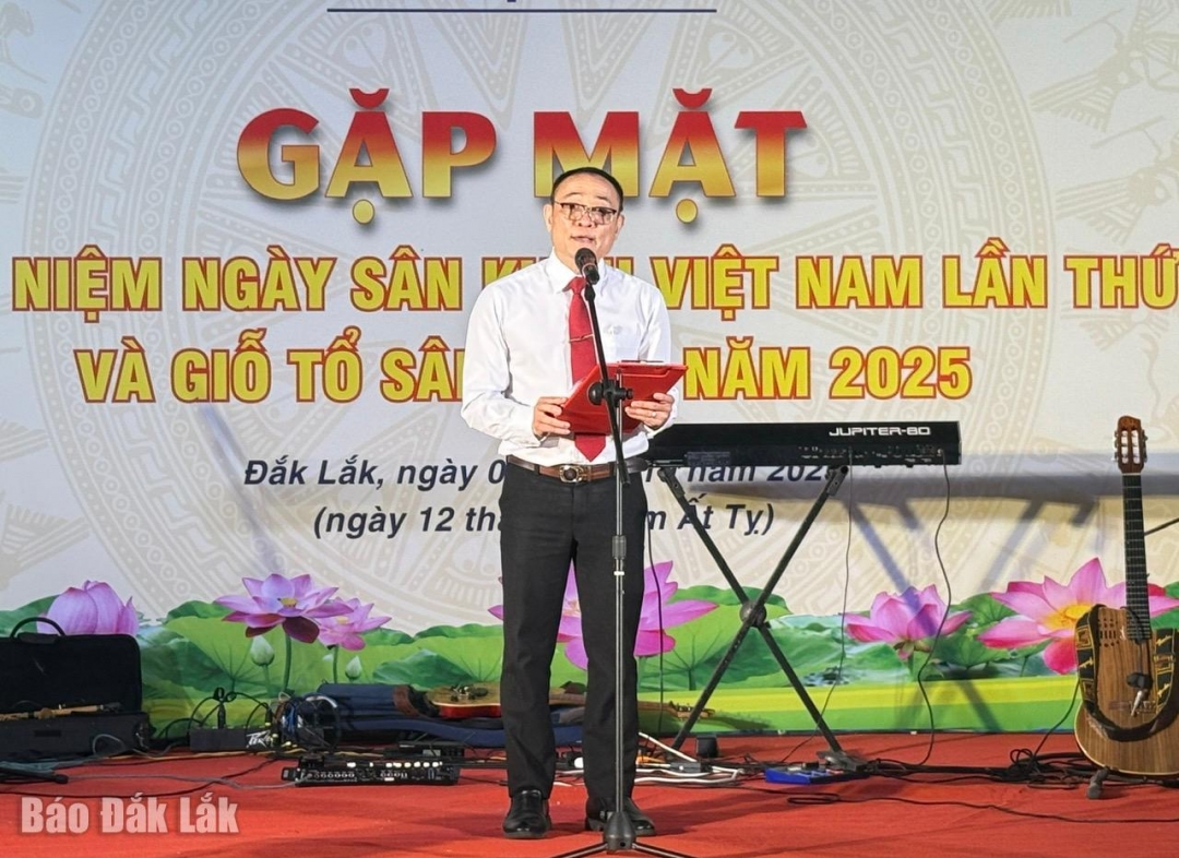 Phó Giám đốc phụ trách Nhà hát Ca múa nhạc Dân gian Sao Biển, Huỳnh Từ Nhân phát biểu tại buổi gặp mặt.